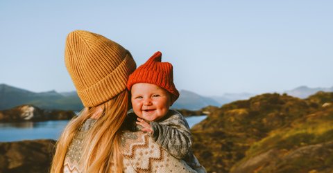 Mutter mit Kind auf dem Arm in der Natur