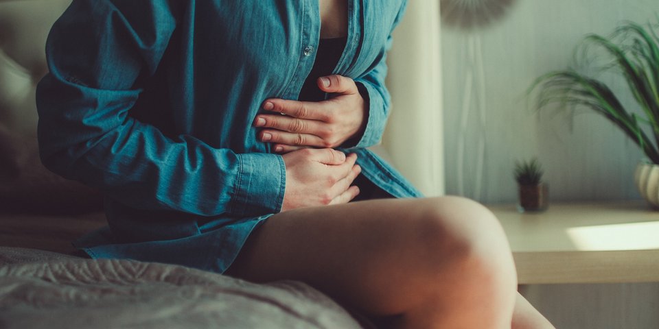 Frau mit Bauchkrämpfen