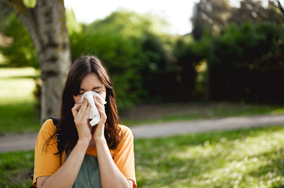 Heuschnupfen Allergie Frau Park
