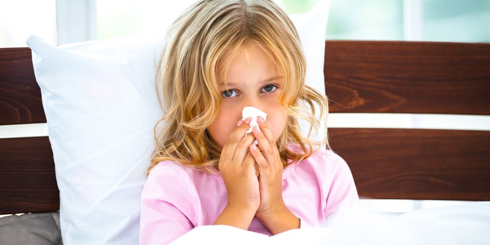 Kind mit Schnupfen im Bett