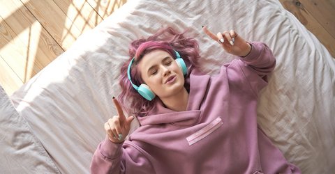 Junge Frau hört Musik mit Kopfhörern