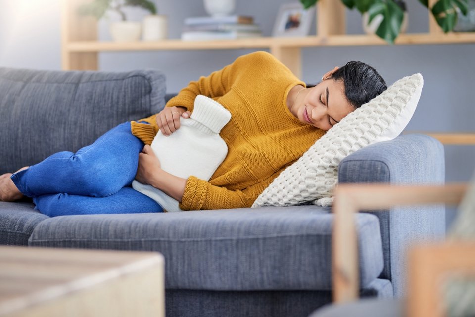 Wärmflasche auf dem Bauch