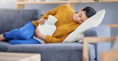 Wärmflasche auf dem Bauch