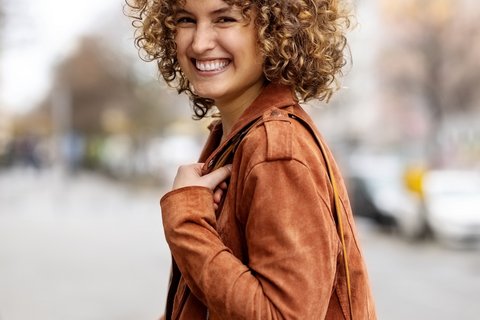 Frau mit Lockenkopf