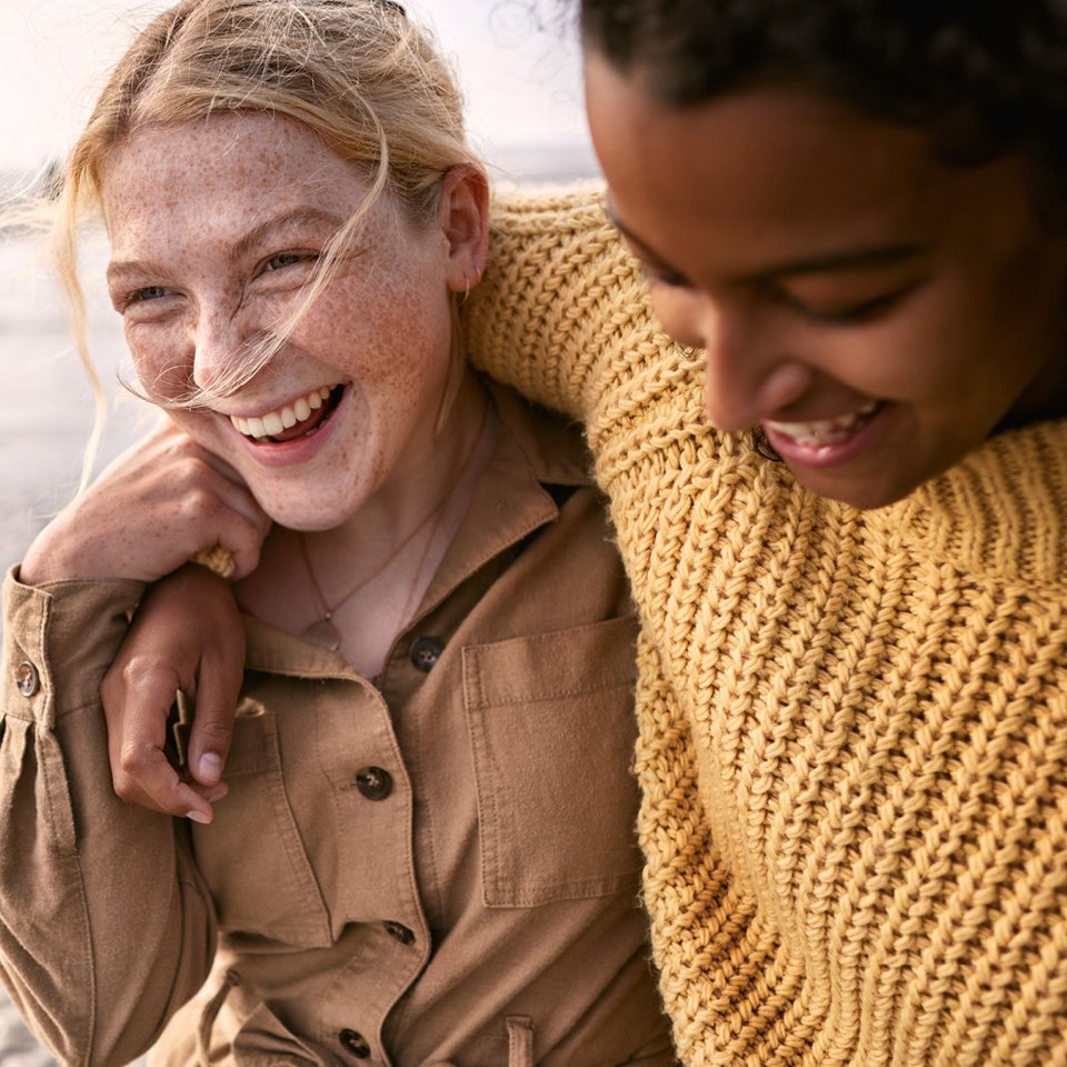 Freundinnen beim Strandspaziergang