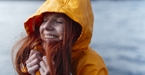 Junge Frau im Regenmantel