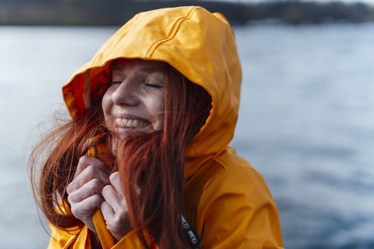 Junge Frau im Regenmantel