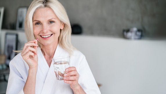Frau Medikament Einnahme Calcium