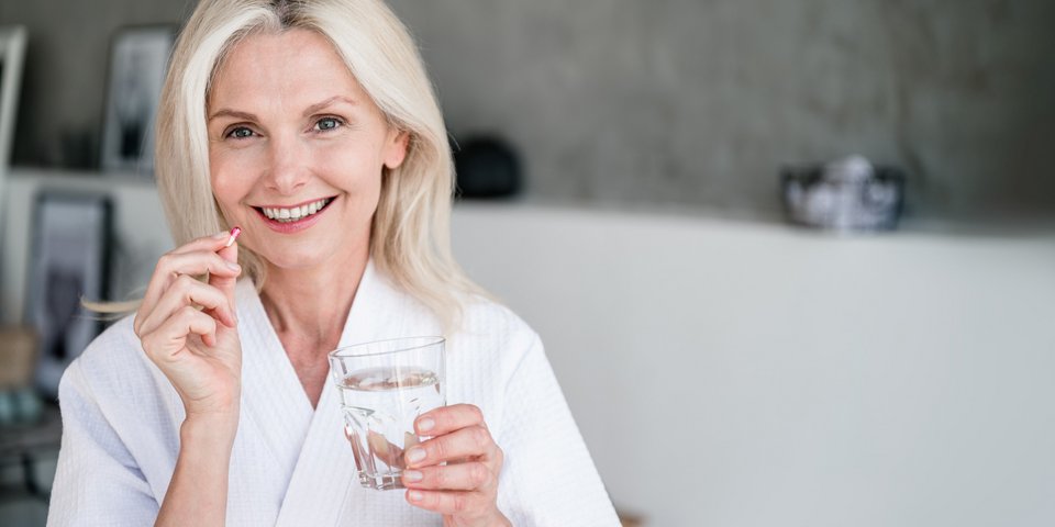 Frau Medikament Einnahme Calcium