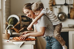 Mutter mit Kind in der Küche