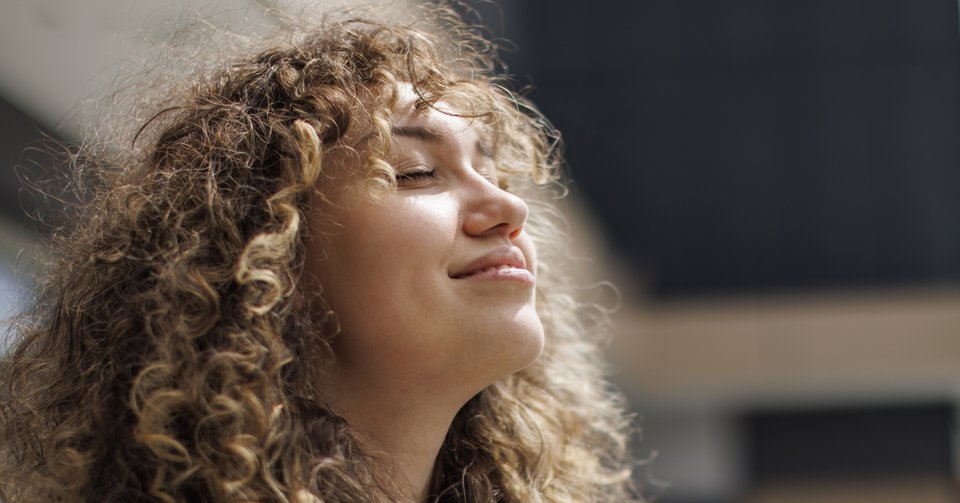 Junge Frau mit Locken