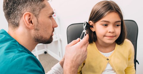 HNO Arzt untersucht Kind