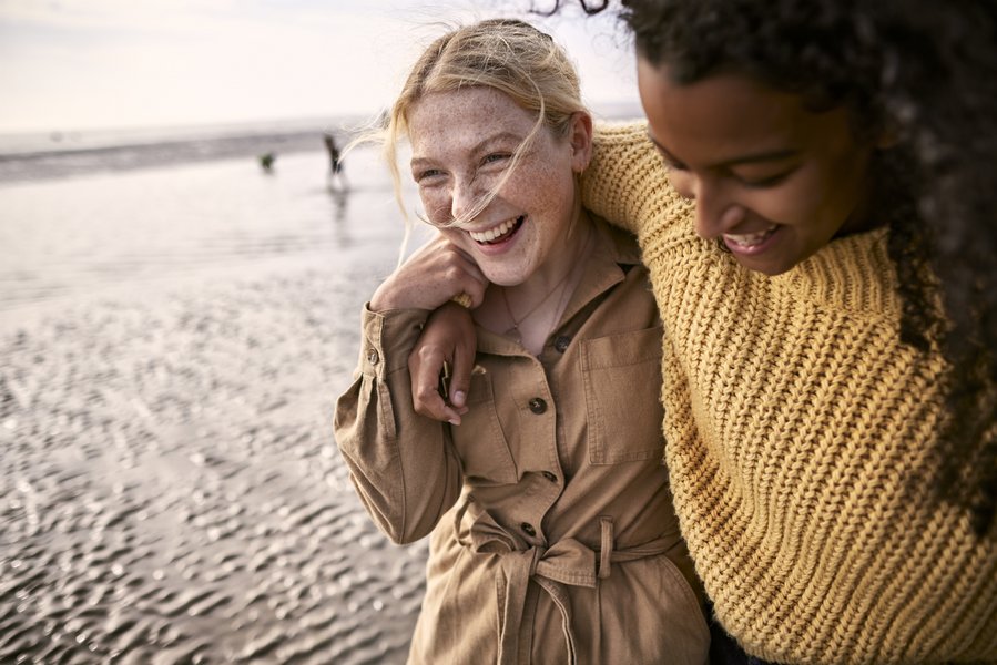 Freundinnen beim Strandspaziergang