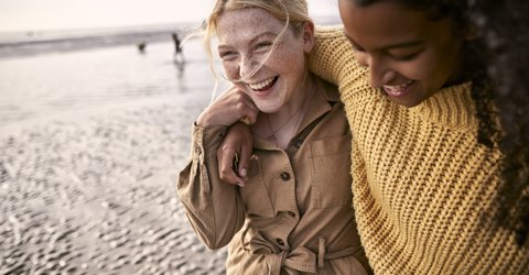 Freundinnen beim Strandspaziergang