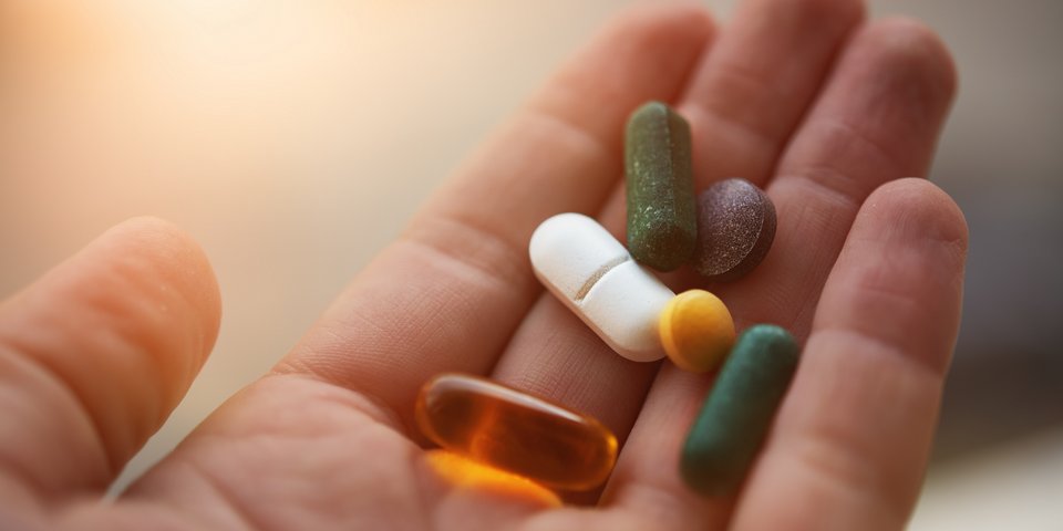 Tabletten in einer Hand