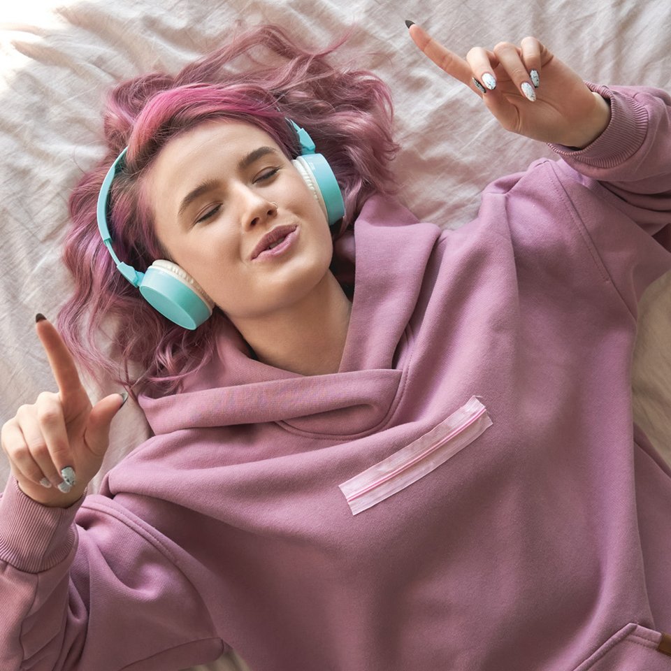 Junge Frau hört Musik mit Kopfhörern