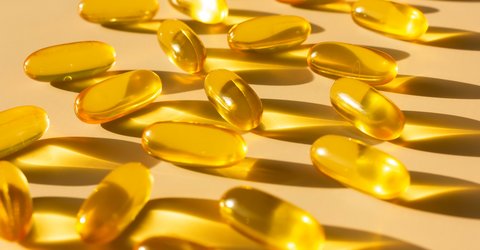 Überdosierung Vitamin D Gelb Pillen Kapseln NEM Nahrungsergänzungsmittel