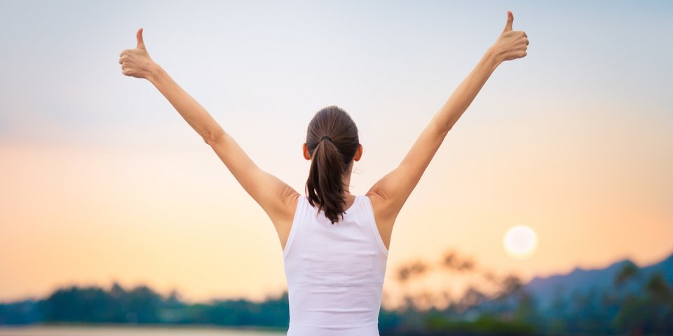 Junge Frau vor dem Sonnenuntergang